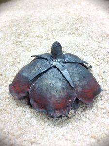 アイアンアートで制作中のバラの花。根本の膨らみを作る過程です。