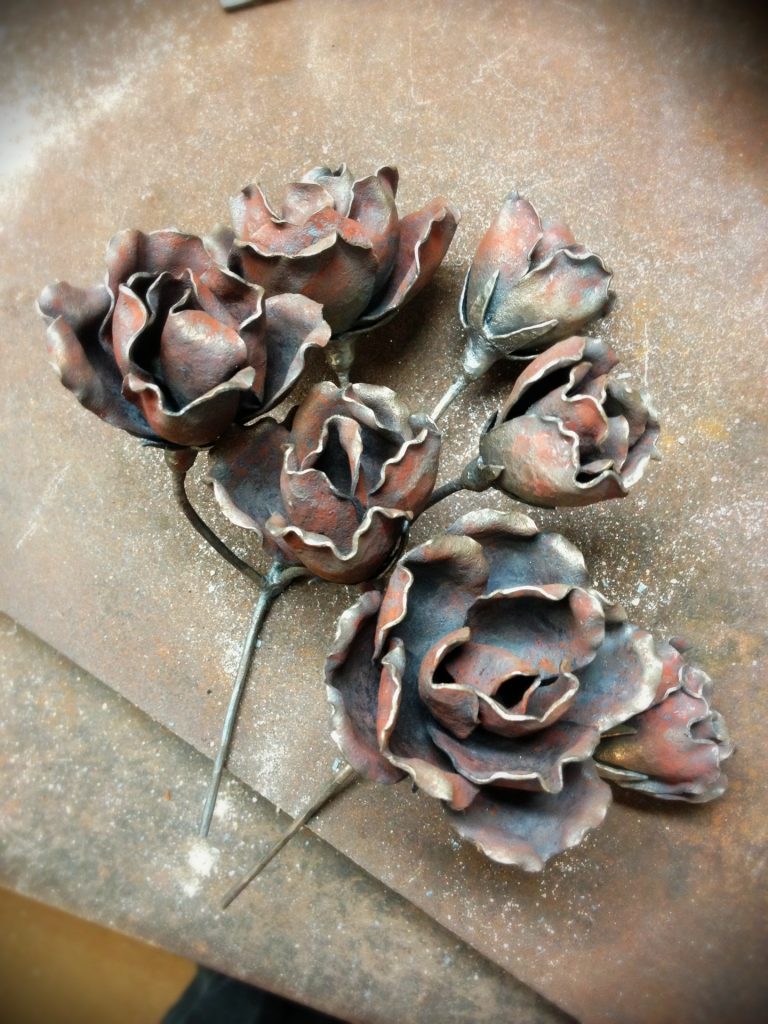 アイアンアートで制作中のバラの花。