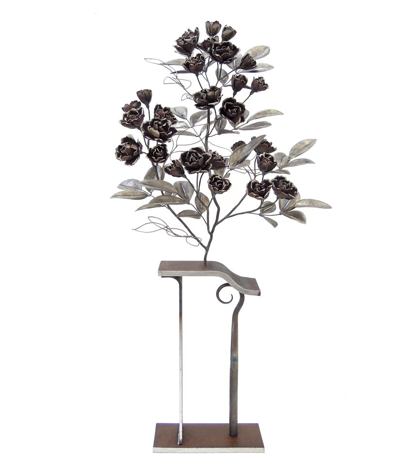 バラの立木をモチーフにした鉄の鍛造作品です。 一枚一枚の花びらを鍛造してガス溶接で組み上げています。花は「シャルル・アズナブール（マチルダ）」をモデルに、一部の葉はワイヤー表現。軽やかで、風で動くような佇まいを意図したアイアンアート。台は少し装飾的なデザインになっています。全体写真。