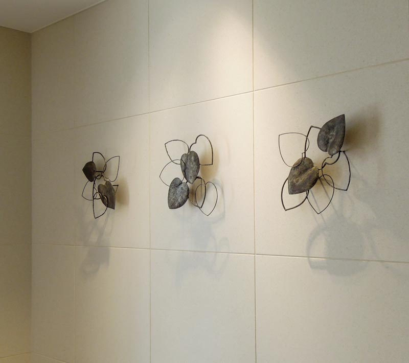 カンガルーアイビーの葉をモチーフにした鉄の壁面アート。 ハート型の可愛い葉を、丁寧に鍛造した鉄板と太さとハンマートーンに変化をつけた鉄線で表現し、動きを感じる軽やかな作品にしました。 壁面から少し浮かせて設置した写真です。 品の良い空間を演出しています。