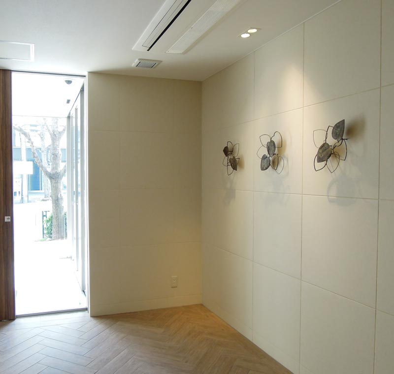 カンガルーアイビーの葉をモチーフにした鉄の壁面アート。 ハート型の可愛い葉を、丁寧に鍛造した鉄板と太さとハンマートーンに変化をつけた鉄線で表現し、動きを感じる軽やかな作品にしました。 壁面から少し浮かせて設置した全景写真です。 品の良い空間を演出しています。