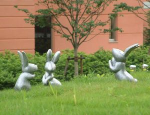 アルミ鋳造のウサギのオブジェ。 それぞれの動きに表情があり、芝生の丘でウサギたちが遊んでいる様子を感じられる作品です。 屋外でも腐食の少ない「ヒドロ」というアルミを使っています。