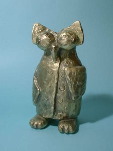 フクロウたちが木漏れ日の中で「だるまさんがころんだ」をしている様子をユーモラスに表現したアート作品の中の一点。真鍮で鋳造したフクロウです。大きなセーターを着て、ちょっと落ち着きなく何時も元気なフクロウです。