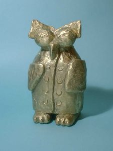 フクロウたちが木漏れ日の中で「だるまさんがころんだ」をしている様子をユーモラスに表現したアート作品の中の一点。真鍮で鋳造したフクロウです。大きなセーターを着て、次の一手にいつ動こうかと様子を伺っているフクロウです。