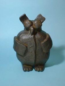 フクロウたちが木漏れ日の中で「だるまさんがころんだ」をしている様子をユーモラスに表現したアート作品の中の一点。ブロンズで鋳造したフクロウです。大きなセーターを着て、ちょっとおっとりした雰囲気の太ったフクロウです。