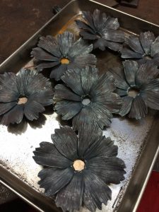 鉄のコスモスの花びらを中心で留めたもの。花芯を差し込む穴が開いています。