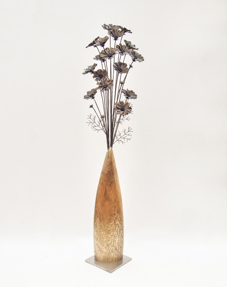 コスモスの花束を鉄で表現したアートオブジェ。可憐な花と葉脈だけのような葉を繊細に作りこみ真鍮とステンレスのベースと組み合わせました。全体写真。