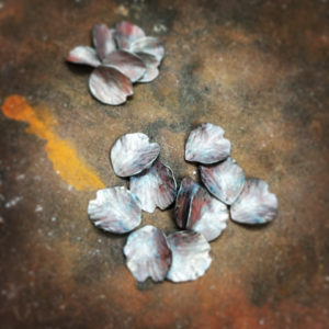 鉄の桜、製作過程。花弁のパーツ。