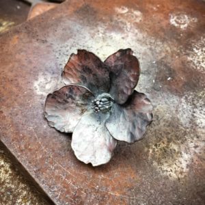 鉄の桜、製作過程。花芯と花弁をまとめたところ。
