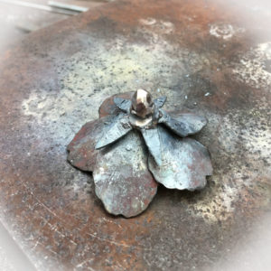 鉄の桜、製作過程。花の根元。