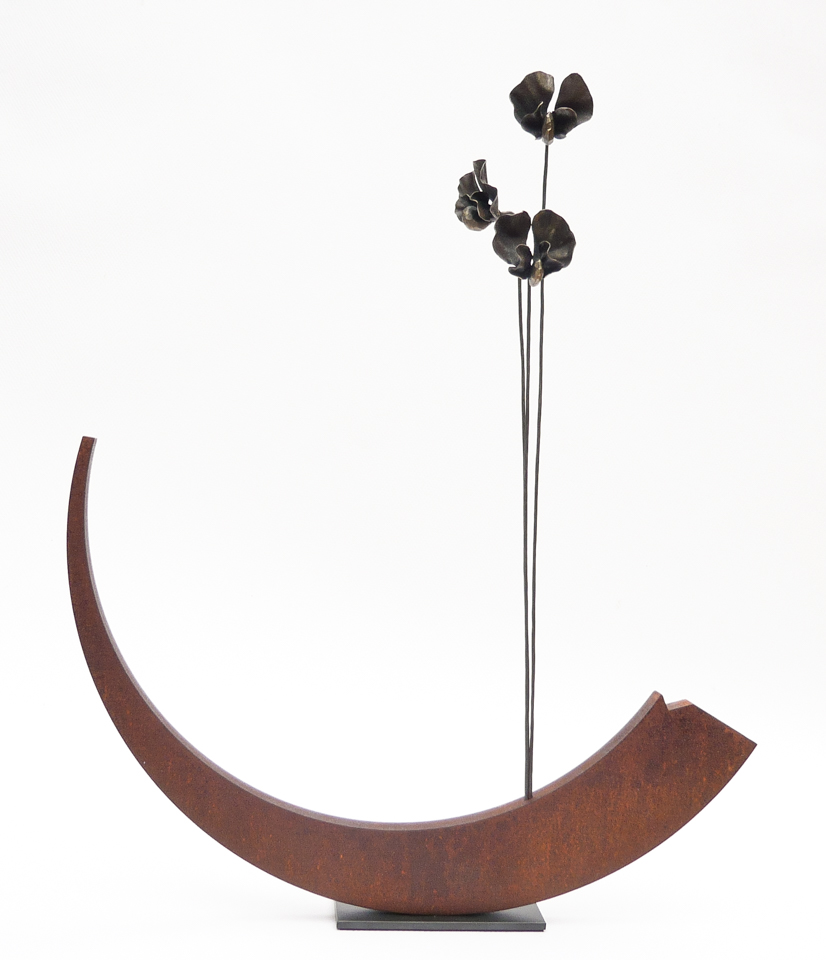 大きな鉄の弧に可憐な鉄のスイトピーが立ち上がる作品です。同じ鉄ですが硬さと柔らかさの対比が感じ取れます。