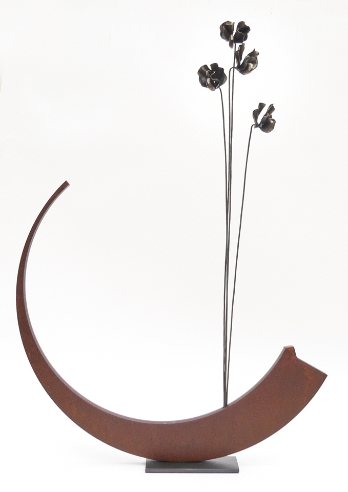 大きな鉄の弧に可憐な鉄のスイトピーが立ち上がる作品です。同じ鉄ですが硬さと柔らかさの対比が感じ取れます。