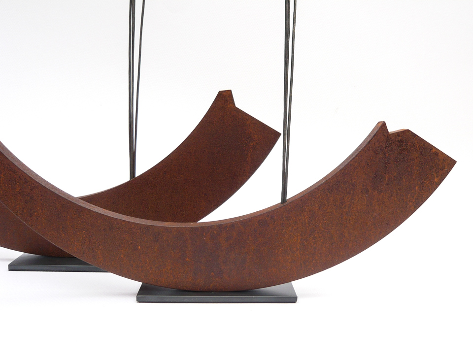 大きな鉄の弧に可憐な鉄のスイトピーが立ち上がる作品です。同じ鉄ですが硬さと柔らかさの対比が感じ取れます。孤の部分。