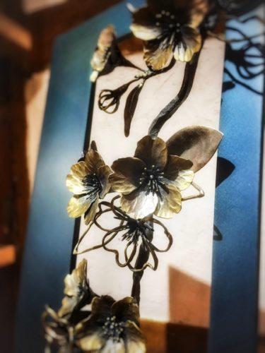 「江口真代＋r やさしい鉄 やわらかい鉄」展、展示風景。桜。