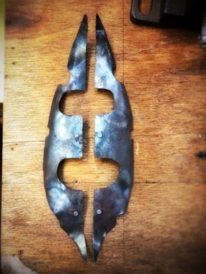 鳳凰 背中のパーツ。センターで割れて、翼の芯をまたいで塞ぐ蓋状の形。本体にへネジ止め。