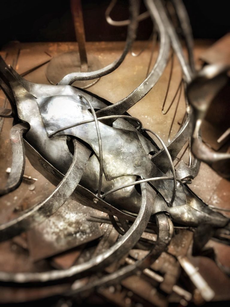 鳳凰 本製作背中 メンテナンス、塗装のために、外せるようにし、甲羅をデザイン的に表現したもの。