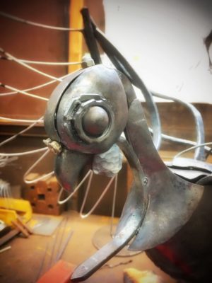 鳳凰の目を、遠くから見てもはっきりわかるように大きめに作る工程です。
