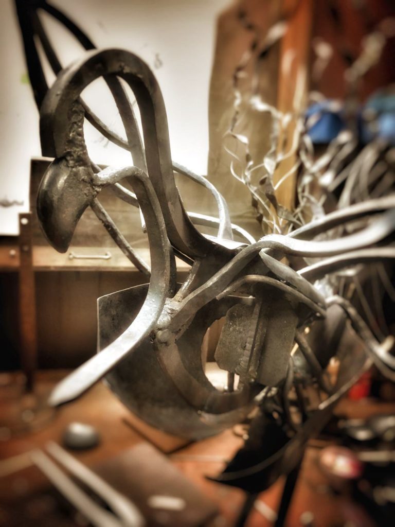 鳳凰 頭芯。嘴は芯に溶接。頭部のボリュームはヘルメット状の別パーツにする。ネジ止め。