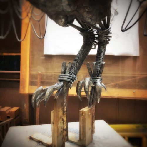 脚の基本表現はこのようなしました。爪は太めの鍛造線でグルグルに留めているように見えます。くるぶし、スネ、爪の留めが同じ方向で太さが違うリズムを作りました。