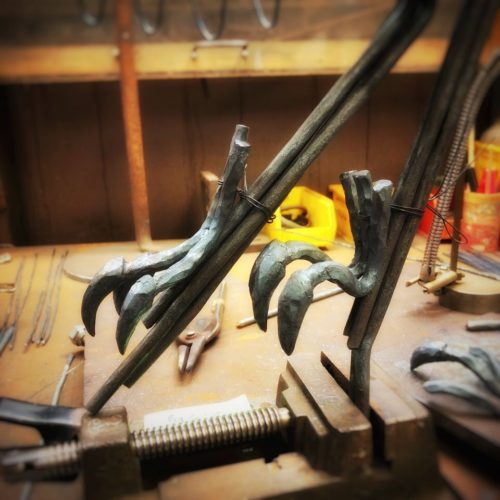 爪を足に合わせて番線で仮止めしたところ。大きさのバランスは大丈夫そうなので、これで行こうと思う。