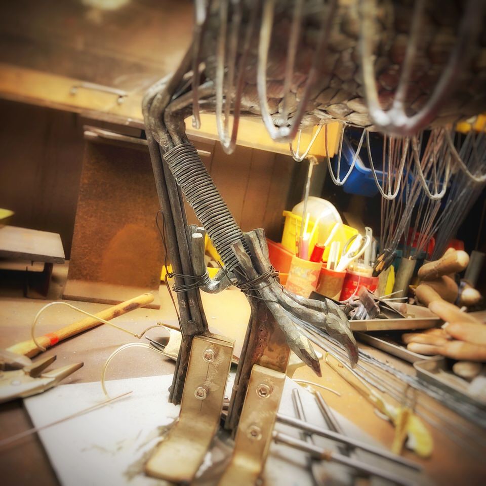 スネのようですが、人でいうと甲に当たるところに鍛造線を巻き、爪を仮付けしたところ。脚が太くなりしっかりしてきた。