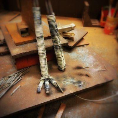 脚の表現を考える。ベースは鉄線を巻くこととし、使用する鍛造線の太さを確認し、使用長さを試算する。合わせて、思いついた爪の表現を試してみる。