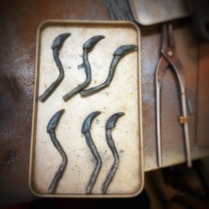 爪のパーツを準備。大きめのハンマートーンも、おそらく実際はよく見えないかもしれないけど、きっちり気に入ったカタチに作る。