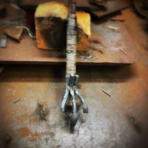 巻く鉄線の太さを決めたので、爪の表現を改良した。いっそのこと、とても派手な感じにして見たくなった。