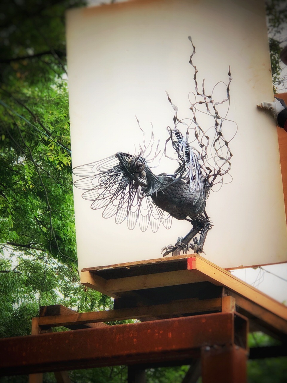 実際には設置する高さに上げて、下からの見え方を確認します。翼の大きさ、ボディのボリュームから、脚の太さ存在感のバランスはこの感じで大丈夫だと思いました