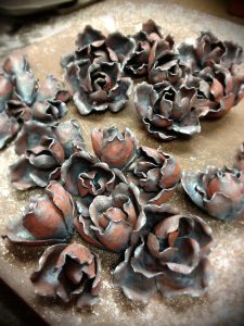 アイアンアートで制作中のバラの花。花びら一枚一枚を鍛造して溶接してまとめて花に作っています。