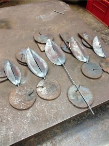 アイアンアートでバラを作るための葉を制作する様子。細い茎を溶接していきます。