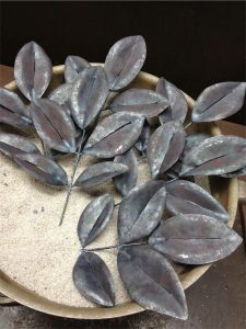 アイアンアートでバラを作るための鉄の葉。葉脈は抜きで表現して、柔らかく軽い表現としています。