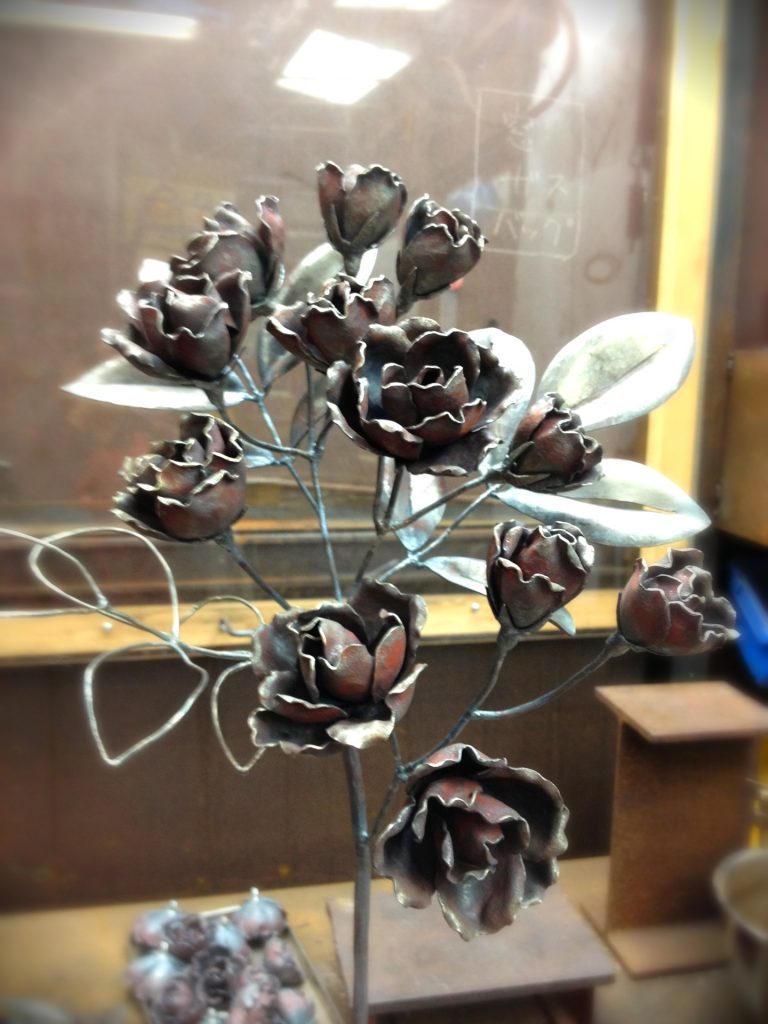 アイアンアートのバラ。小さな鉄の花びらのパーツを鍛造してまとめて花を作っています。