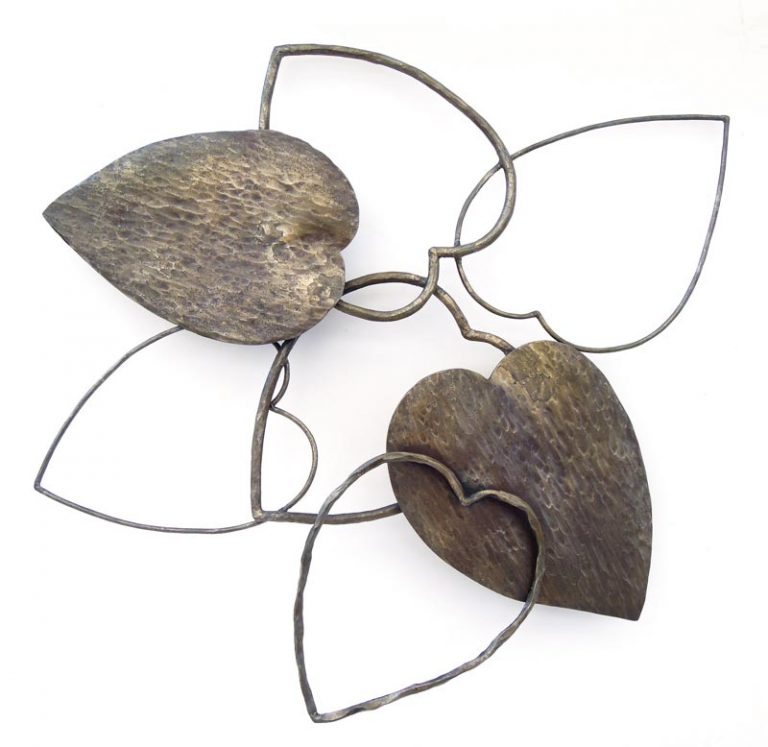 カンガルーアイビーの葉をモチーフにした鉄の壁面アート。 ハート型の可愛い葉を、丁寧に鍛造した鉄板と太さとハンマートーンに変化をつけた鉄線で表現し、動きを感じる軽やかな作品にしました。