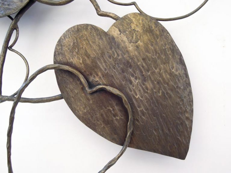 カンガルーアイビーの葉をモチーフにした鉄の壁面アート。 ハート型の可愛い葉を、丁寧に鍛造した鉄板と太さとハンマートーンに変化をつけた鉄線で表現し、動きを感じる軽やかな作品にしました。 鍛造鉄板と鍛造鉄線のディテール写真です。 面と線で構成することで軽快な印象を演出しています。