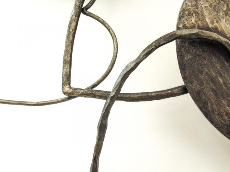 カンガルーアイビーの葉をモチーフにした鉄の壁面アート。 ハート型の可愛い葉を、丁寧に鍛造した鉄板と太さとハンマートーンに変化をつけた鉄線で表現し、動きを感じる軽やかな作品にしました。鉄線のディテール写真です。仕上がりの違いが作品の質感を高めています。