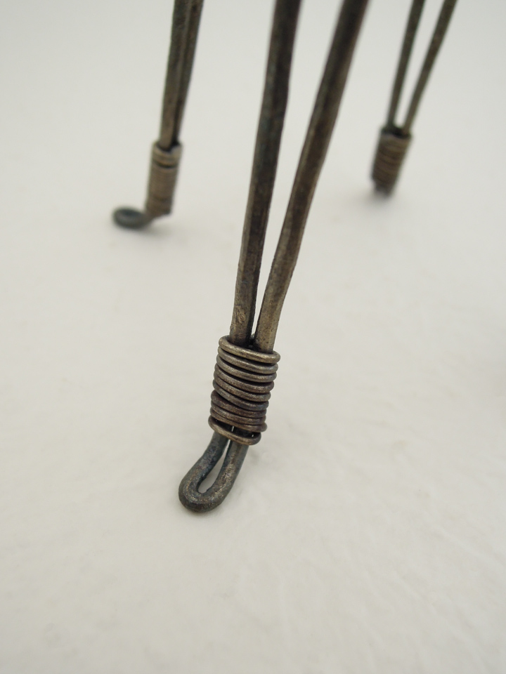 鉄で出来ている椅子のオブジェ。スタイリッシュなハイバックデザイン。卓上サイズながら繊細に作りこまれたディテール。脚の先端のデザインと詳細写真。