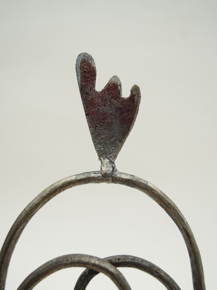 鉄で出来ている椅子のオブジェ。スタイリッシュなハイバックデザイン。卓上サイズながら繊細に作りこまれたディテール。トップ付いた小さな翼のアップ写真。