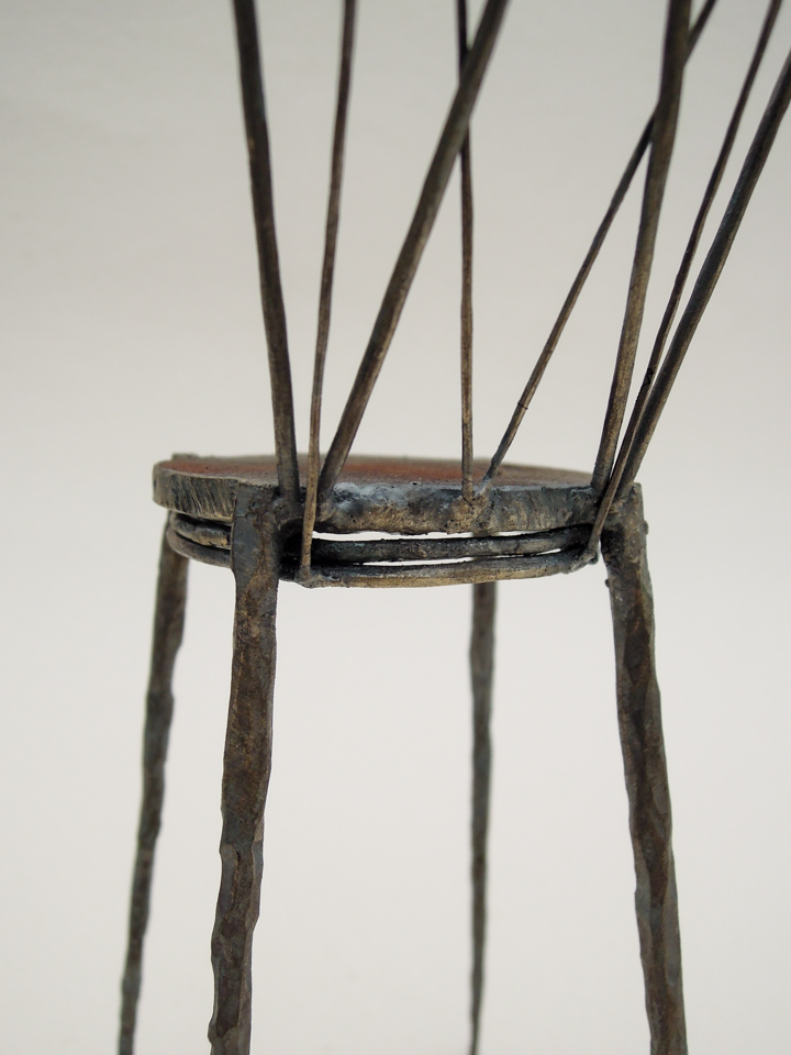 鉄で出来ている椅子のオブジェ。スタイリッシュなハイバックデザイン。卓上サイズながら繊細に作りこまれたディテール。座面と背の付け根アップ写真。