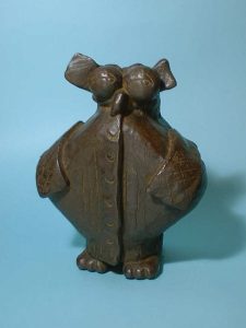 フクロウたちが木漏れ日の中で「だるまさんがころんだ」をしている様子をユーモラスに表現したアート作品の中の一点。ブロンズで鋳造したフクロウです。大きなセーターを着て、自信満々、ちょっと偉そうなフクロウです。