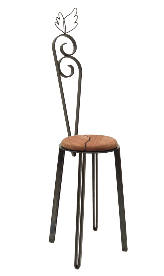 鉄で出来ている実際に座れる椅子のオブジェ。ユニークな背のデザイン。角を落とした木の座面が柔らかい印章を添えます。 トップに翼が付いています。斜めからの写真。