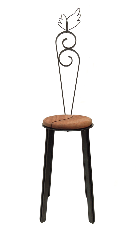 鉄で出来ている実際に座れる椅子のオブジェ。ユニークな背のデザイン。角を落とした木の座面が柔らかい印章を添えます。 トップに翼が付いています。正面からの写真。