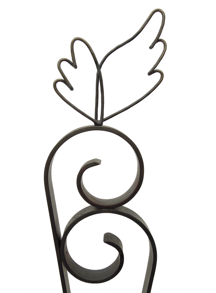 鉄で出来ている実際に座れる椅子のオブジェ。ユニークな背のデザインとワイヤー表現の翼の写真。