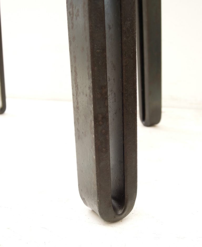 鉄で出来ている実際に座れる椅子のオブジェ。足先端の写真。