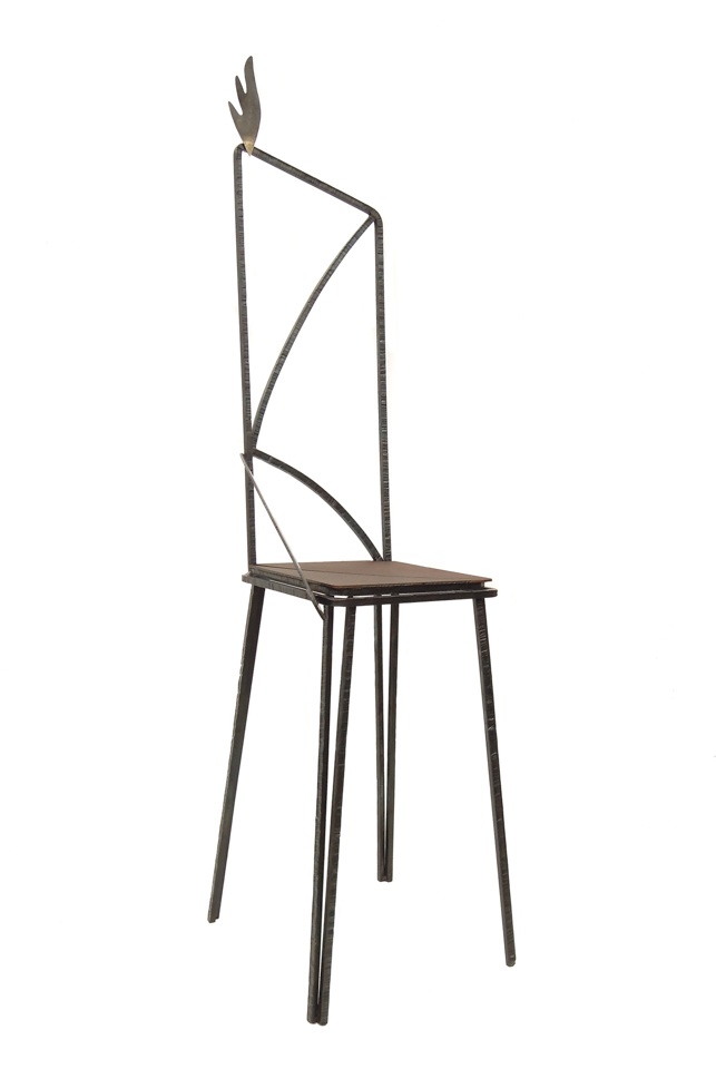 鉄で出来ている実際に座れる椅子のオブジェ。シンプルな背のデザインと、トップの翼と右側に着いた飾りが特徴的です。 斜めからの写真。