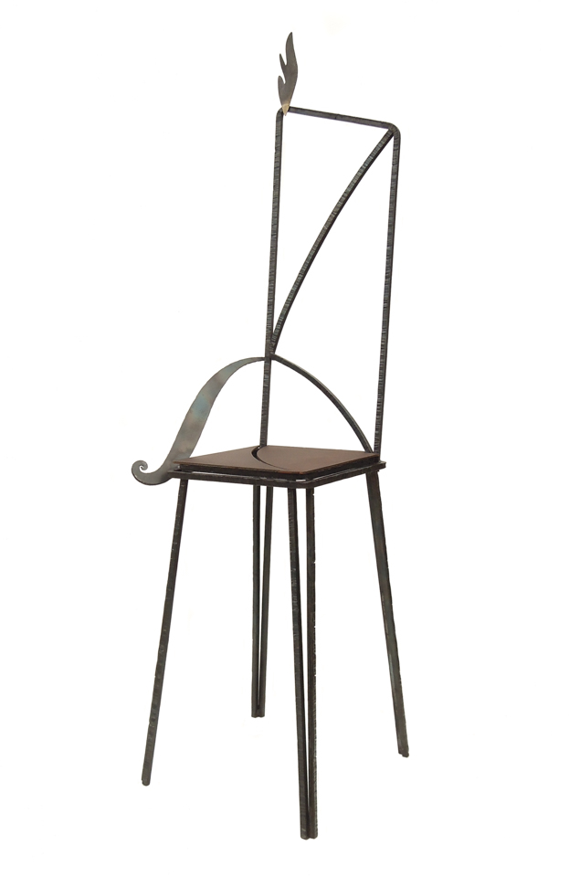 鉄で出来ている実際に座れる椅子のオブジェ。シンプルな背のデザインと、トップの翼と右側に着いた飾りが特徴的です。 斜めからの写真。