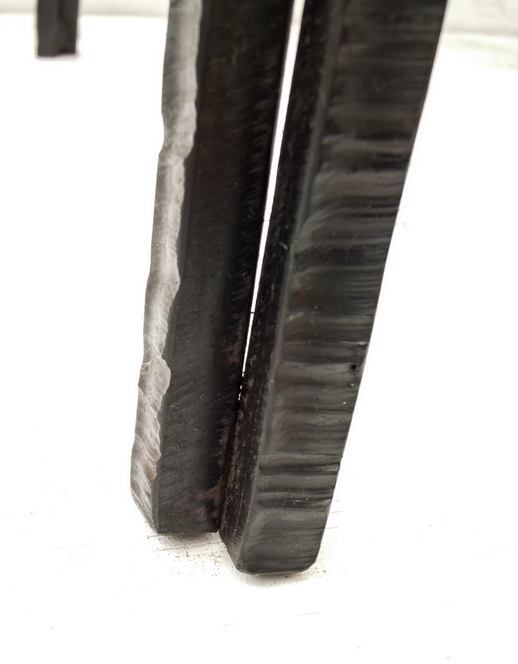 鉄で出来ている実際に座れる椅子のオブジェ。シンプルな背のデザインと、トップの翼と右側に着いた飾りが特徴的です。 溶断した断面をデザインに使った脚先端の写真です。