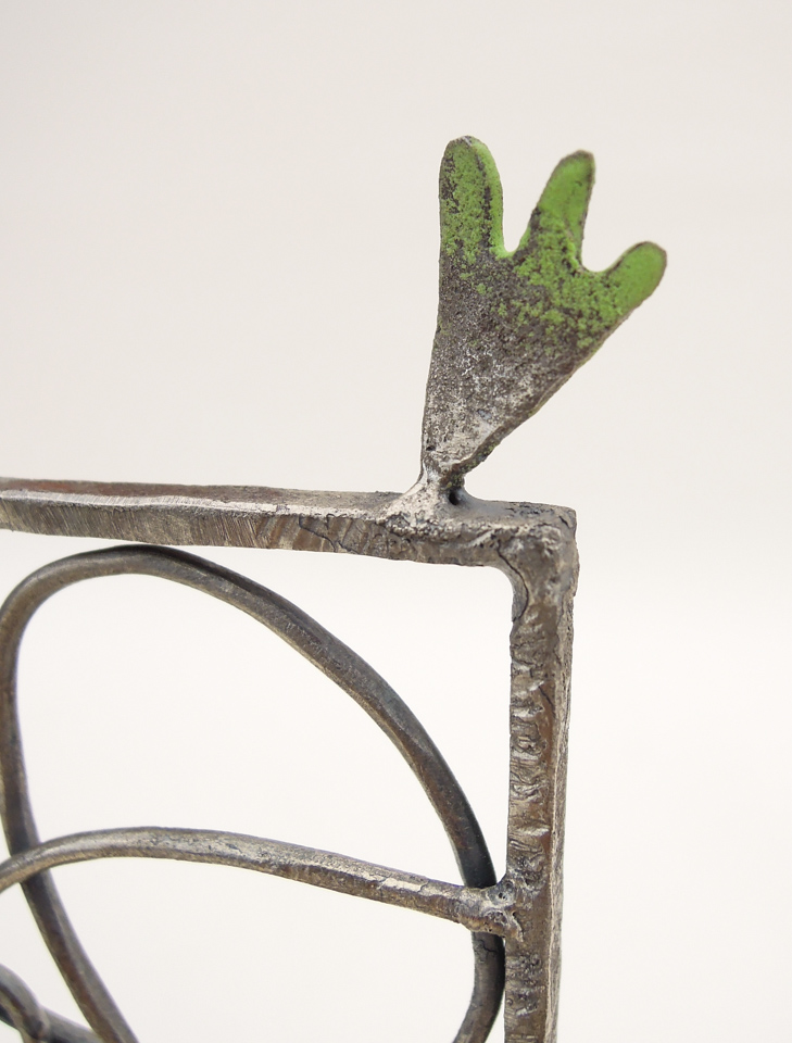 鉄で出来ている椅子のオブジェ。ユニークなハイバックデザイン。卓上サイズながら繊細に作りこまれたディテール。 トップに小さな翼が付いています。翼アップ写真。