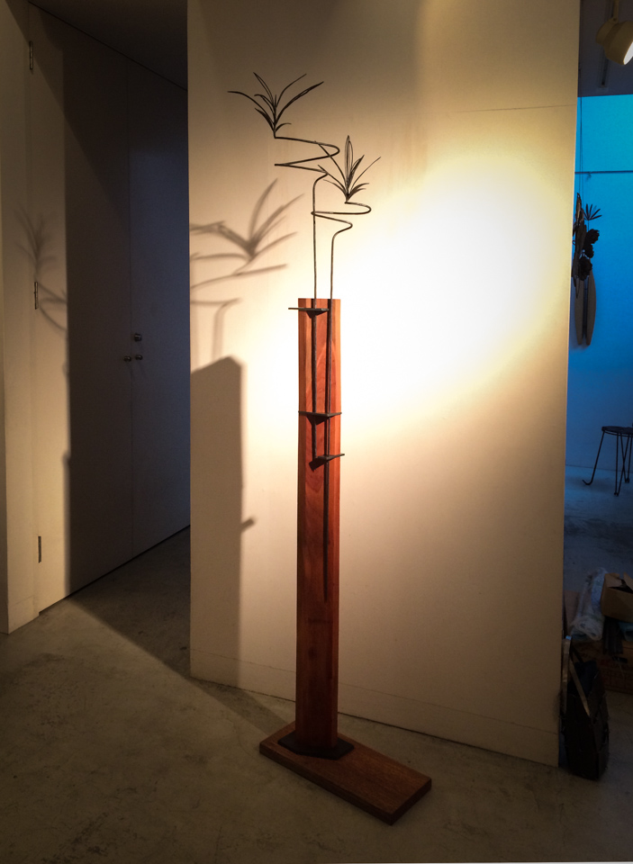 ドラセナ・サンデリアーナをモチーフにして、木と組み合わせて彫刻作品に作りました。全体写真。