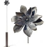 大輪の花が凛と空を見上げる姿をイメージた鉄のアートオブジェ。繊細な花びらと密度のある花芯を鉄で作りこんでいます。